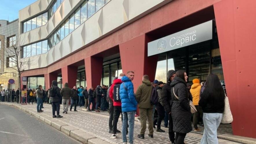 Чоловіки віком від 18 до 60 років, які перебувають за кордоном, можуть отримати паспорт громадянина України Чоловіки віком від 18 до 60 років, які перебувають за кордоном, можуть отримати паспорт громадянина України