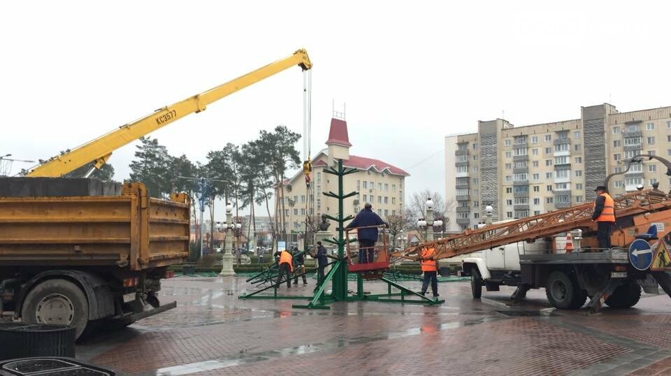 В Ірпені почали збирати головну ялинку міста, фото-1 В Ірпені почали збирати головну ялинку міста, фото-1
