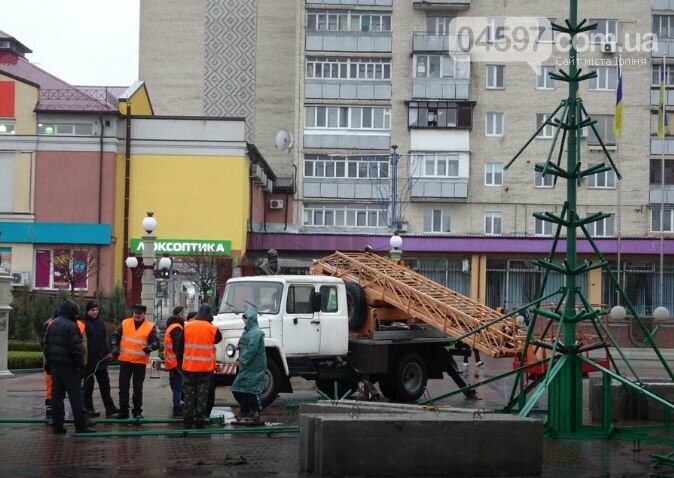 В Ірпені почали збирати головну ялинку міста, фото-2 В Ірпені почали збирати головну ялинку міста, фото-2