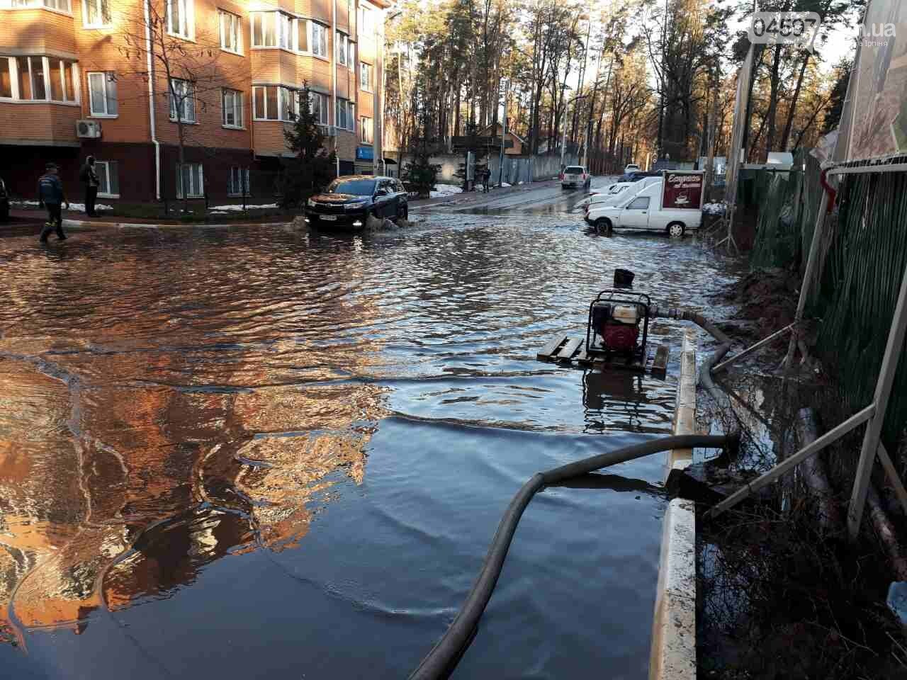 Рятувальники відкачали воду з підтоплених будинків в Ірпені, фото-1 Рятувальники відкачали воду з підтоплених будинків в Ірпені, фото-1
