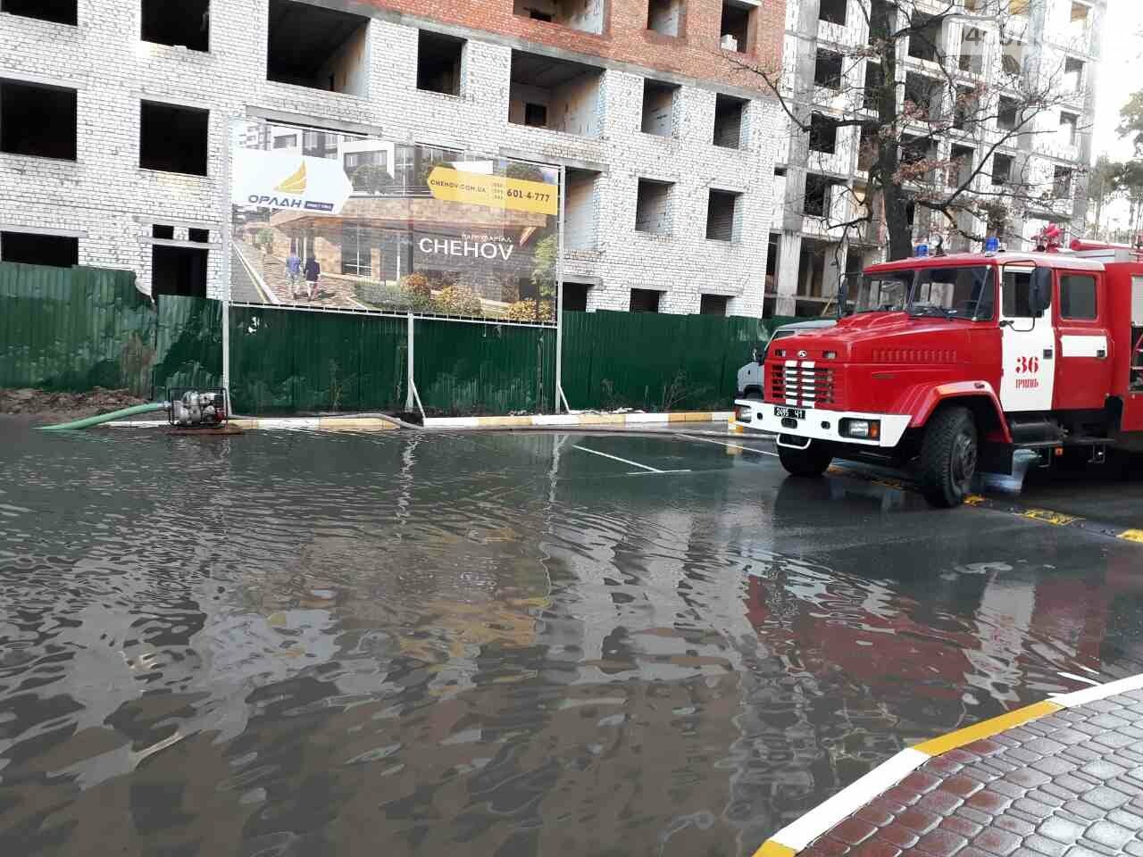 Рятувальники відкачали воду з підтоплених будинків в Ірпені, фото-2 Рятувальники відкачали воду з підтоплених будинків в Ірпені, фото-2