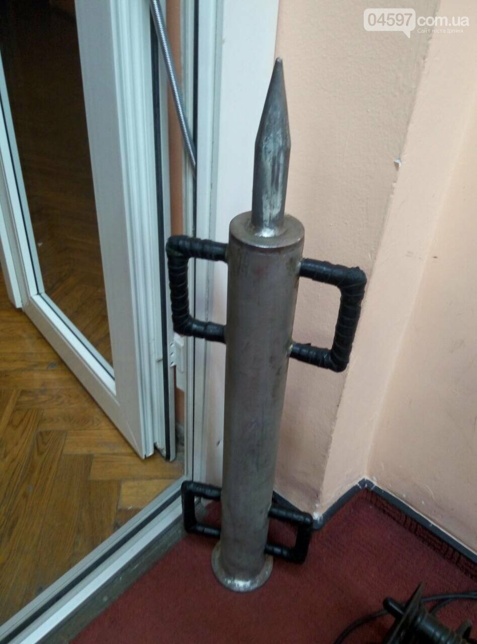 Знаряддя Чібісова: в Ірпені тараном ламали двері в мерію, фото-1 Знаряддя Чібісова: в Ірпені тараном ламали двері в мерію, фото-1