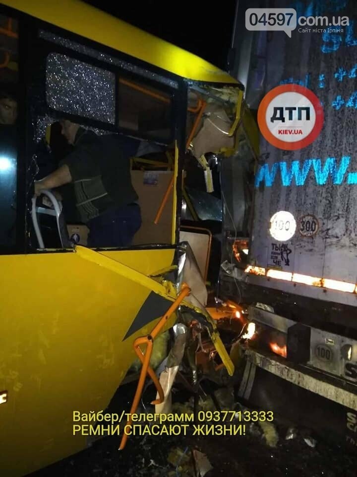 На Варшавці маршрутка в'їхала у фуру: 1 пасажир загинув, 6..., фото-4 На Варшавці маршрутка в'їхала у фуру: 1 пасажир загинув, 6 у лікарні, фото-4