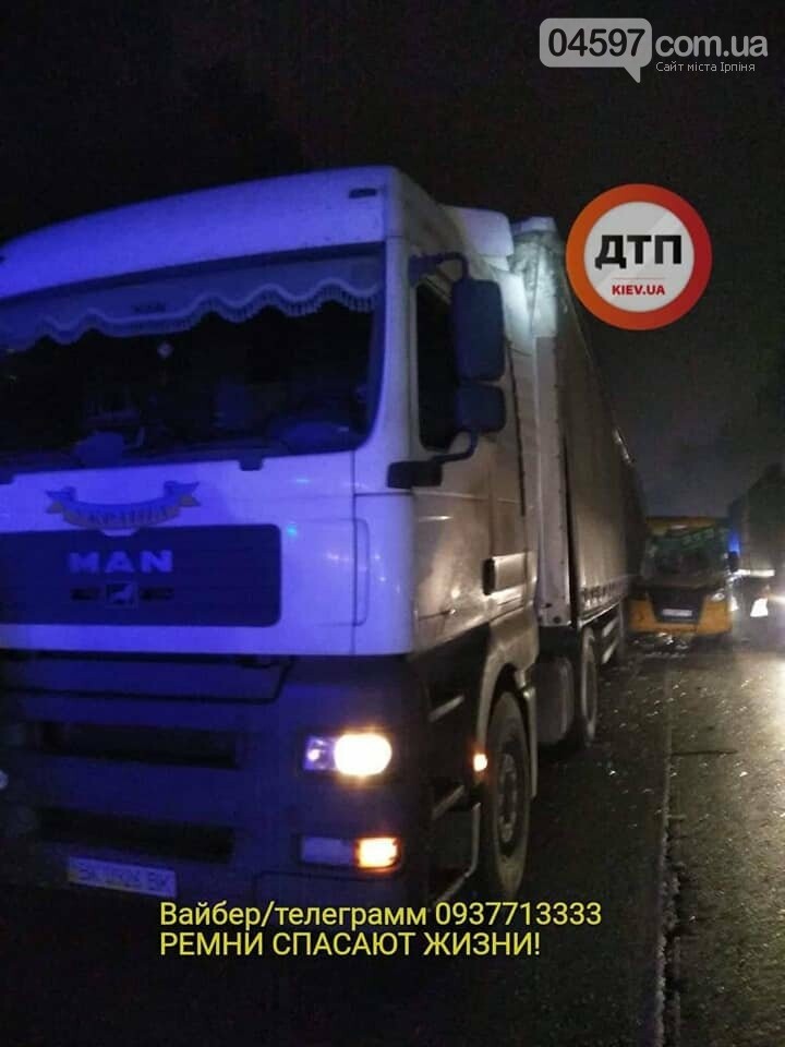 На Варшавці маршрутка в'їхала у фуру: 1 пасажир загинув, 6..., фото-2 На Варшавці маршрутка в'їхала у фуру: 1 пасажир загинув, 6 у лікарні, фото-2