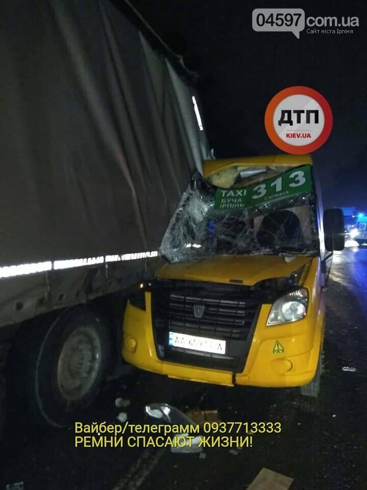 На Варшавці маршрутка в'їхала у фуру: 1 пасажир загинув, 6..., фото-1 На Варшавці маршрутка в'їхала у фуру: 1 пасажир загинув, 6 у лікарні, фото-1
