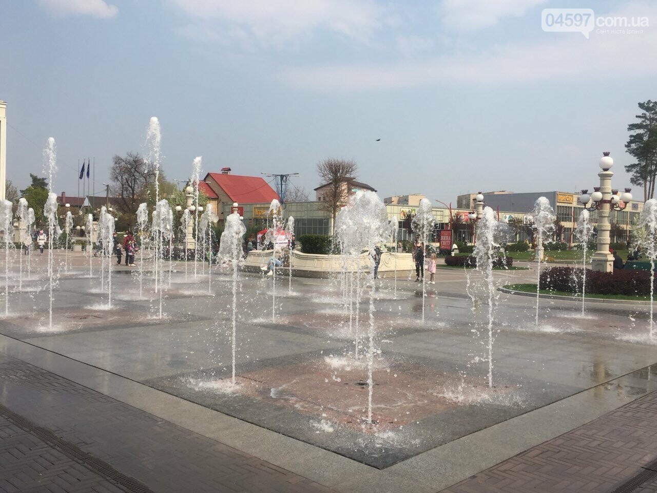 В Ірпені запрацював фонтан на Центральній площі, фото-1 В Ірпені запрацював фонтан на Центральній площі, фото-1
