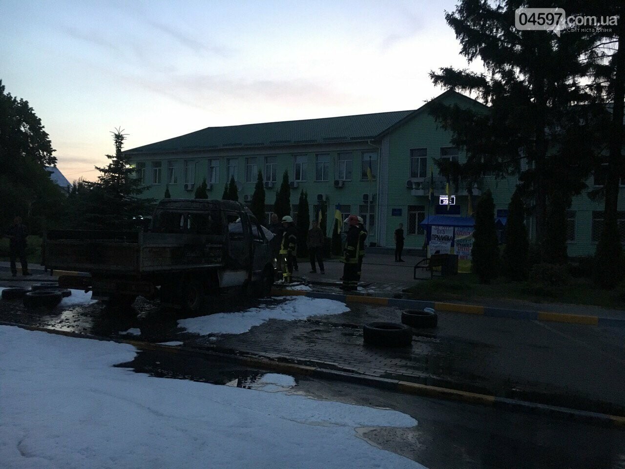 У Гостомелі перед мерією спалили машину, фото-4 У Гостомелі перед мерією спалили машину, фото-4