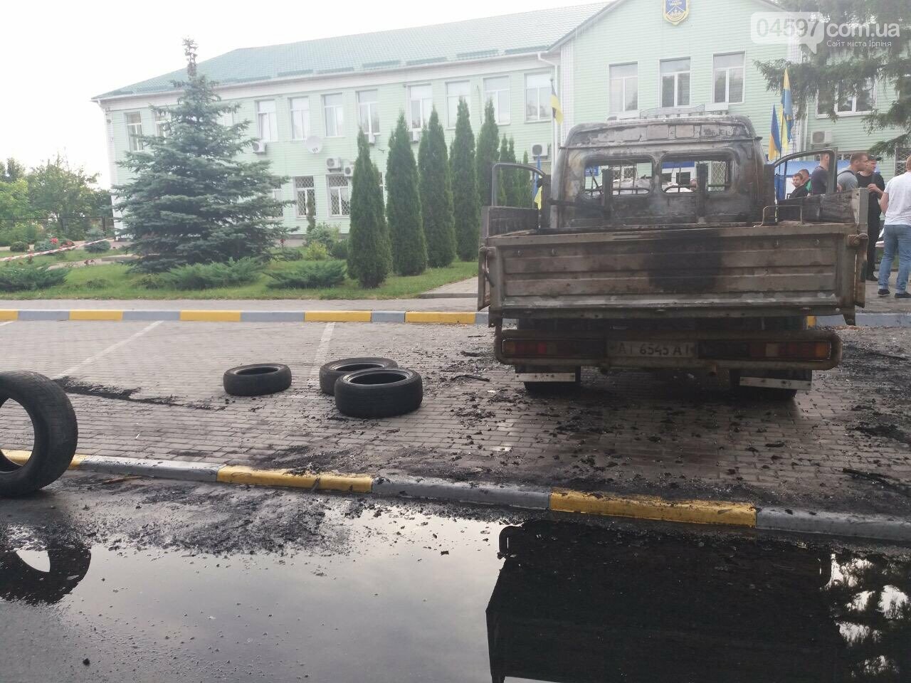 У Гостомелі перед мерією спалили машину, фото-2 У Гостомелі перед мерією спалили машину, фото-2