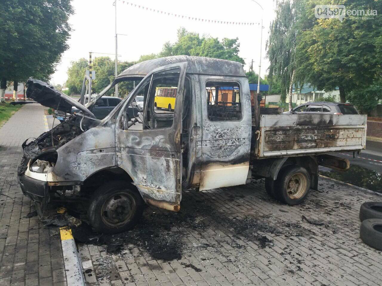 У Гостомелі перед мерією спалили машину, фото-3 У Гостомелі перед мерією спалили машину, фото-3