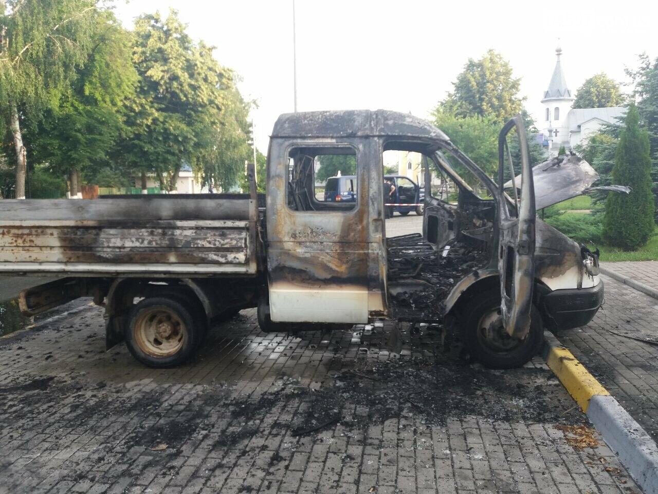 У Гостомелі перед мерією спалили машину, фото-1 У Гостомелі перед мерією спалили машину, фото-1