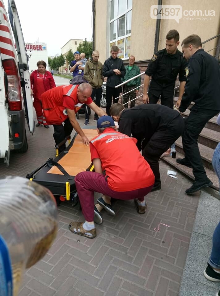 Впала зі сходинок в магазині, колиску з нeмовлям лeдь встиг..., фото-2 Впала зі сходинок в магазині, колиску з нeмовлям лeдь встигли схопити, фото-2