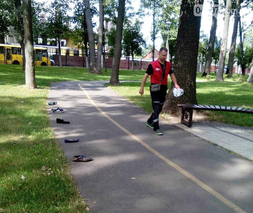 Чому у парку "Правика" поліція просить взуття відвідувачів?, фото-1 Чому у парку "Правика" поліція просить взуття відвідувачів?, фото-1