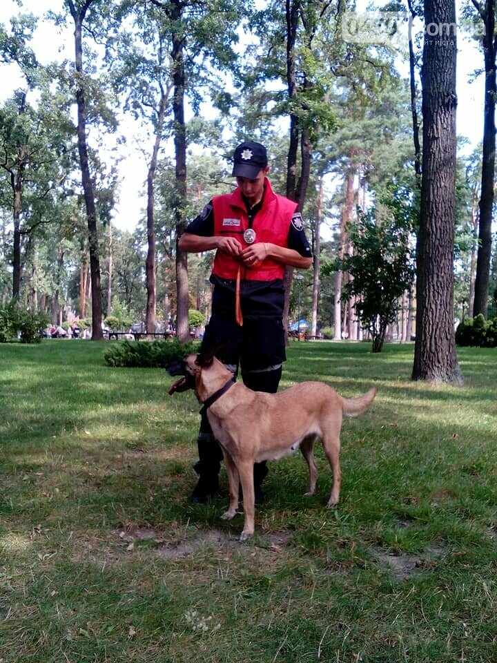 Чому у парку "Правика" поліція просить взуття відвідувачів?, фото-3 Чому у парку "Правика" поліція просить взуття відвідувачів?, фото-3