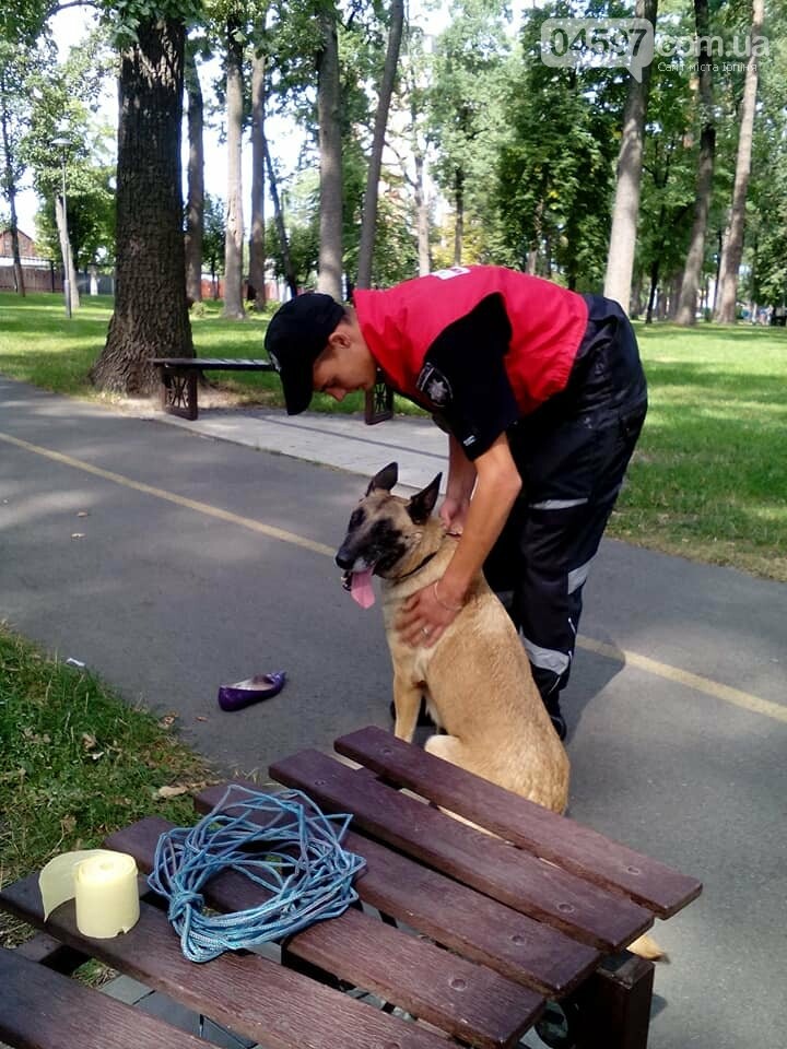 Чому у парку "Правика" поліція просить взуття відвідувачів?, фото-2 Чому у парку "Правика" поліція просить взуття відвідувачів?, фото-2