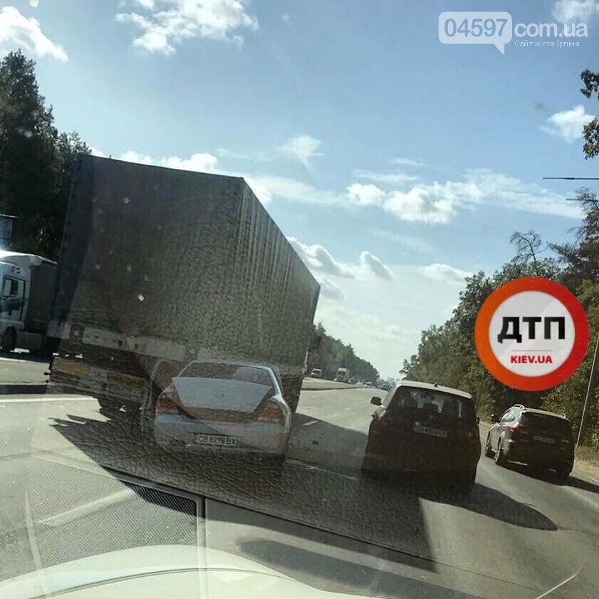 ДТП біля Гостомеля: під фуру потрапило легкове авто , фото-1 ДТП біля Гостомеля: під фуру потрапило легкове авто , фото-1