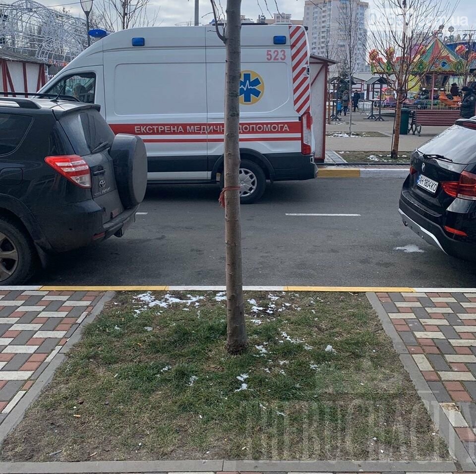 У Бучі в різдвяному містечку померла людина, фото-1 У Бучі в різдвяному містечку померла людина, фото-1