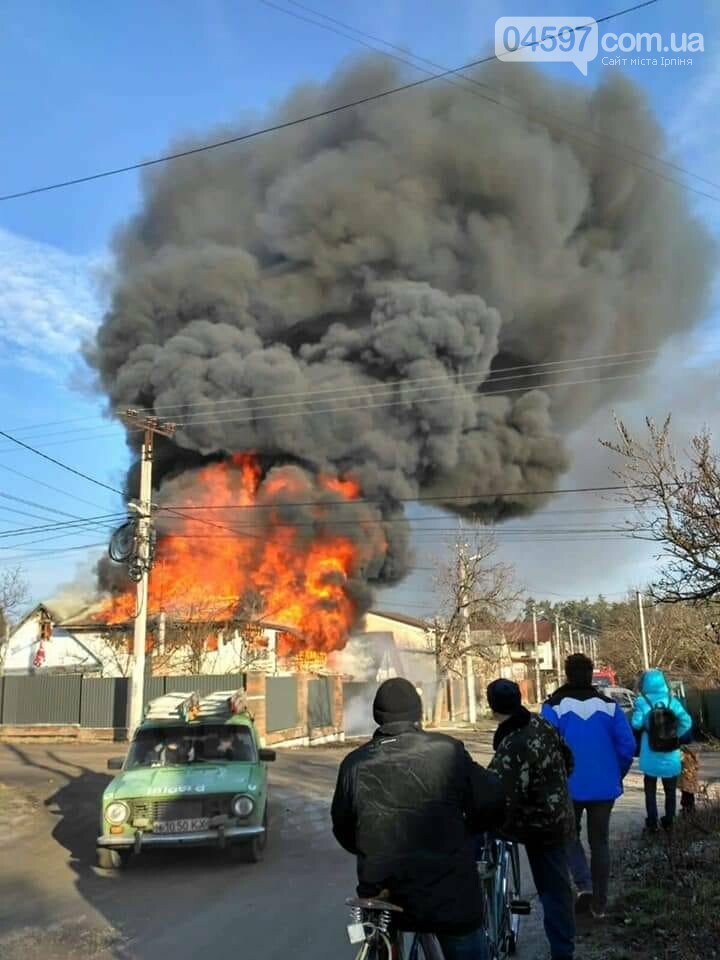 В Ірпені горить приватний будинок, фото-1 В Ірпені горить приватний будинок, фото-1