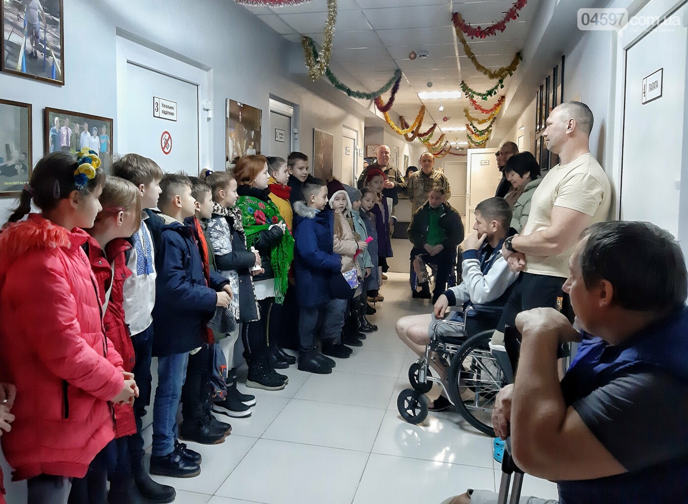 Ірпінські учні привітали щедрівками військових у шпиталі, фото-2 Ірпінські учні привітали щедрівками військових у шпиталі, фото-2