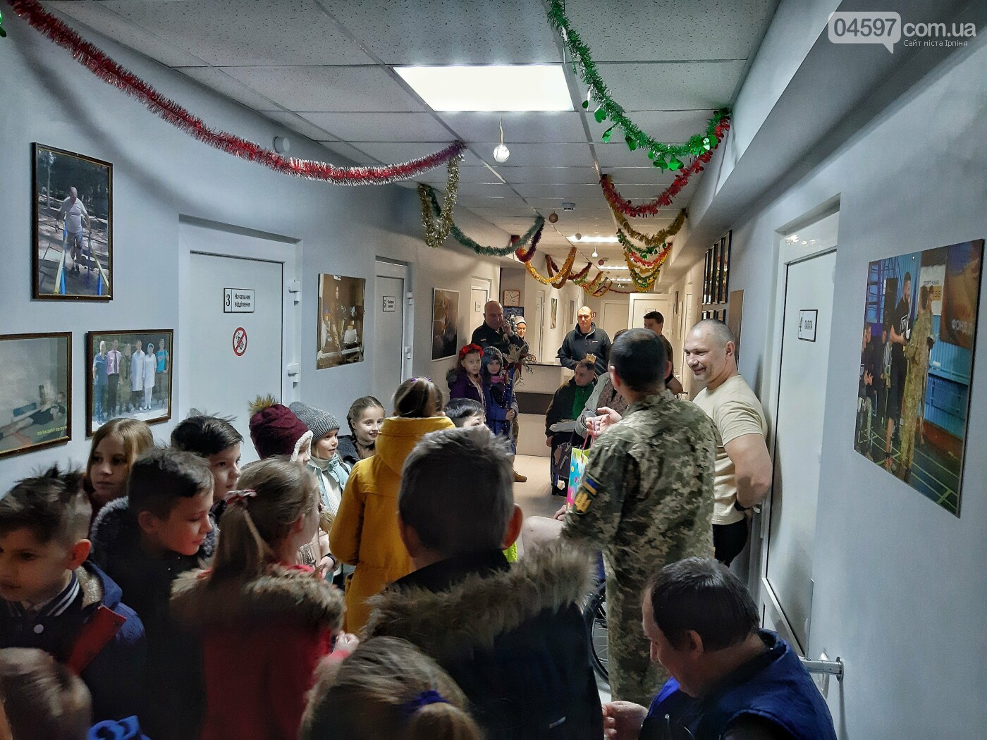 Ірпінські учні привітали щедрівками військових у шпиталі, фото-3 Ірпінські учні привітали щедрівками військових у шпиталі, фото-3