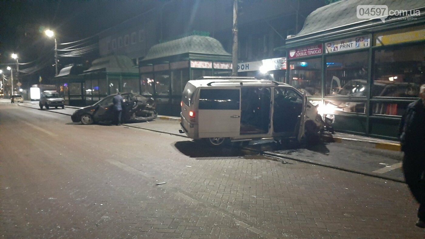 В Ірпені бус розтрощив три автівки і влетів в МАФ, фото-1 В Ірпені бус розтрощив три автівки і влетів в МАФ, фото-1