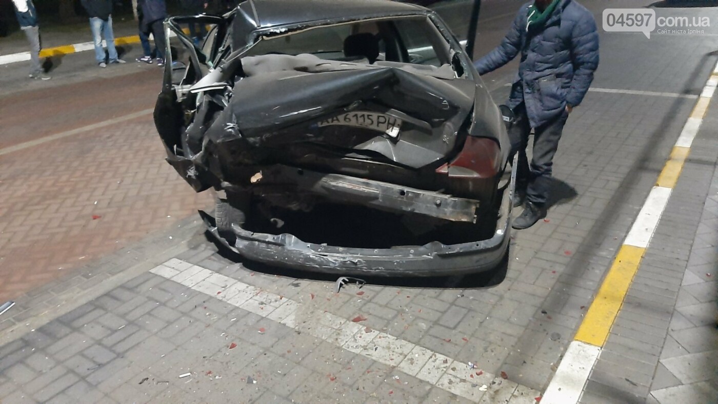 В Ірпені бус розтрощив три автівки і влетів в МАФ, фото-2 В Ірпені бус розтрощив три автівки і влетів в МАФ, фото-2