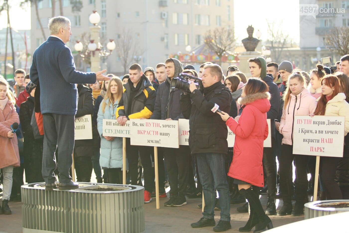 Під Ірпінською мерією мітингували студенти фіскального, фото-1 Під Ірпінською мерією мітингували студенти фіскального, фото-1