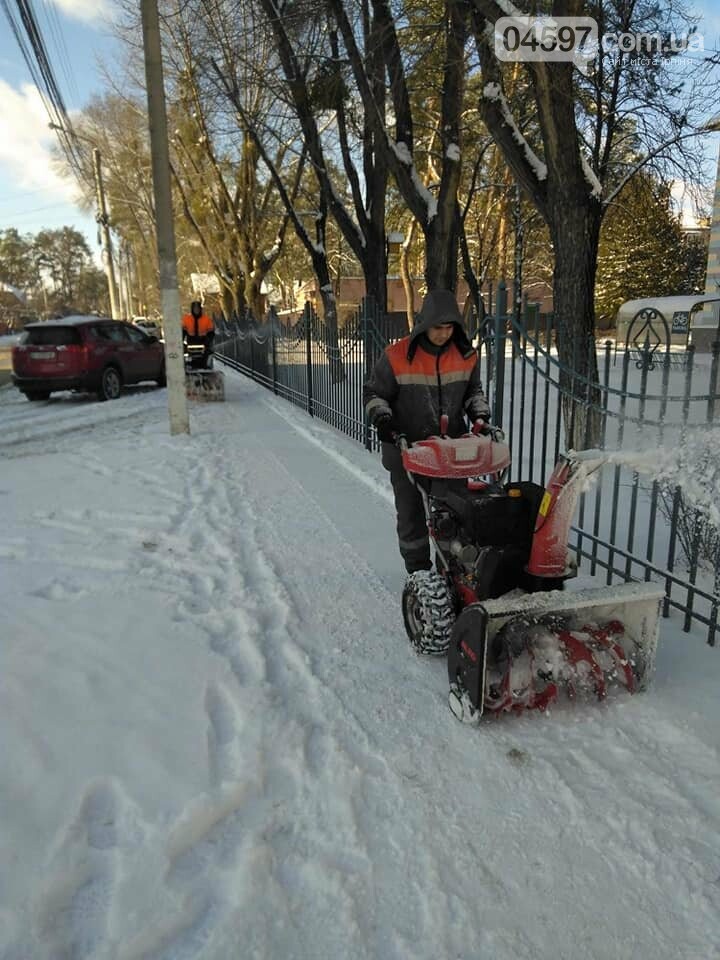 Комунальники прибирають від снігу Ірпінь