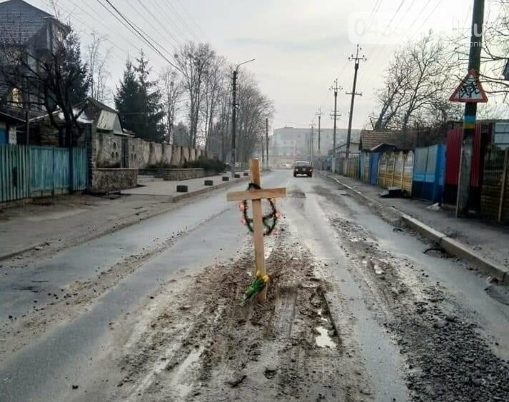 Хрест з вінком біля ями на Київщині Хрест з вінком біля ями на Київщині