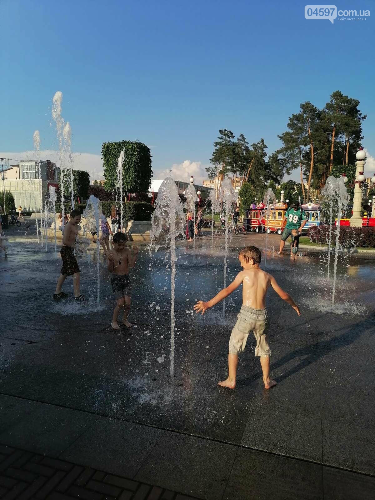 В Ірпені діти купаються у фонтані