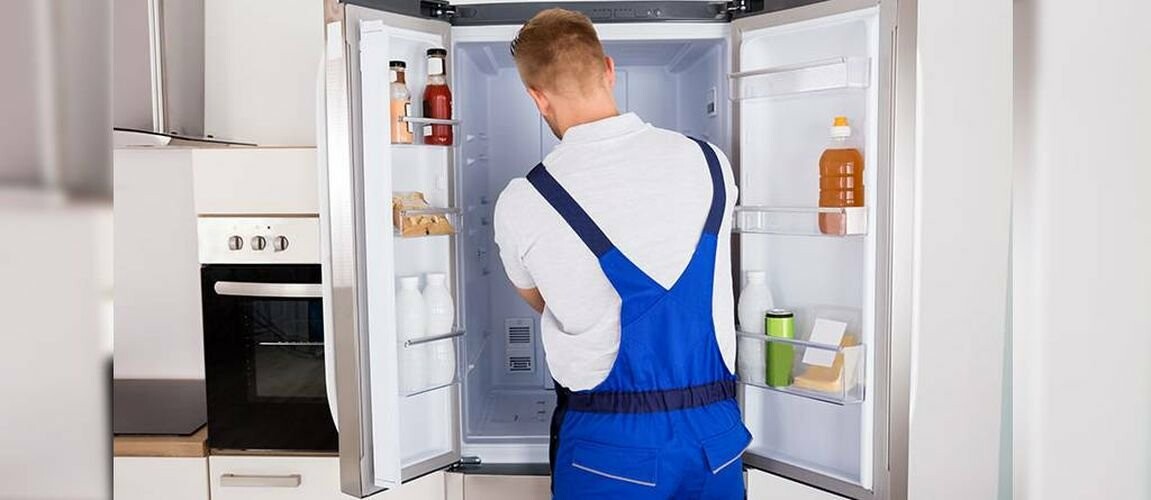 Сильно нагревается холодильник. Холодильники выезд. Холодильник одной рукой. Ремонт холодильников фото. Холодильник в доме.