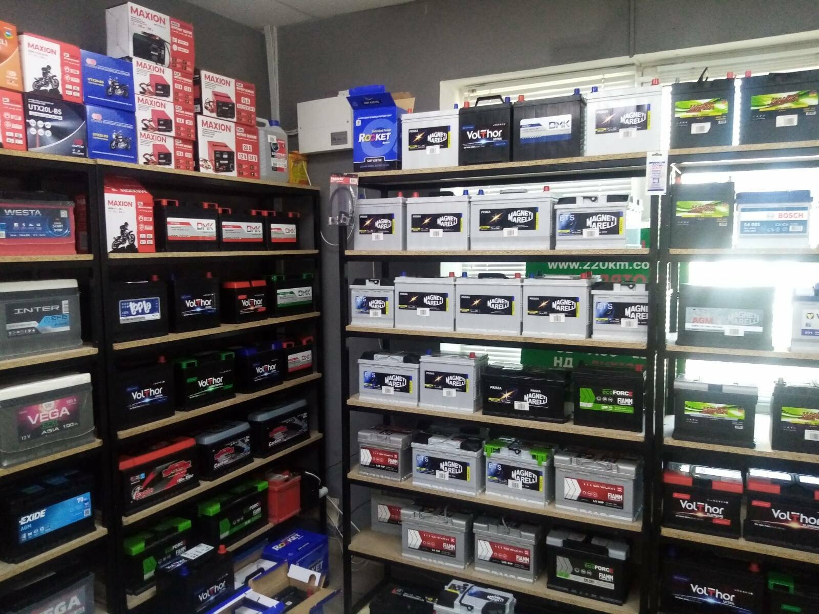 Разные модели аккумуляторов в магазине 220km Ирпень